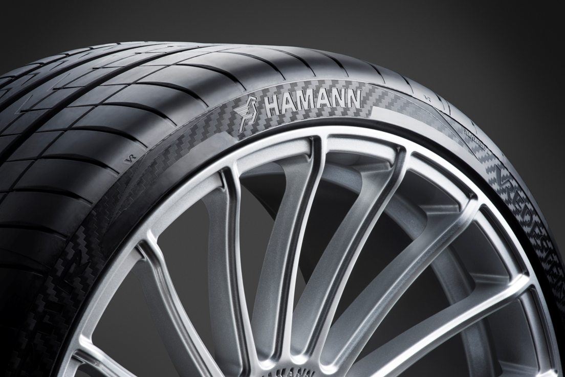 Premium autoband op een lichtmetalen velg