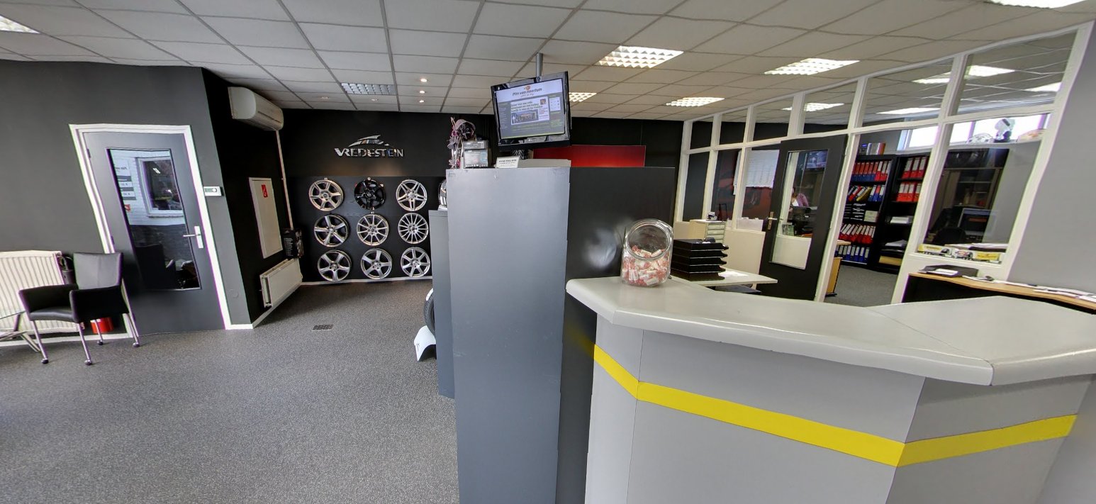 De showroom van Spes Autobanden met velgenwand en balie